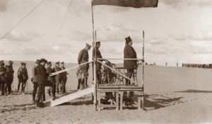 Sir George Reid addressing the Australian troops at Mena Camp 1915 - per AWMG01603